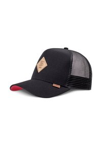 Fekete hálós trucker sapka bőr logóval az elej�én, bőr márkacímkével a karimán, és piros alsó résszel a napellenzőn.