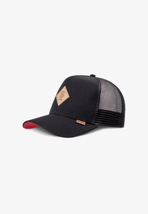Casquette trucker noire en maille avec étiquette en cuir sur le devant, étiquette de la marque en cuir sur la visière, et dessous rouge de la visière.