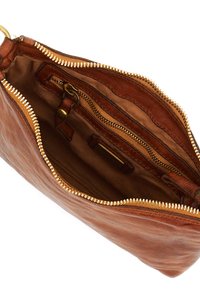 Borsa a pochette in pelle marrone con una texture liscia, zip in tono oro e fodera in tessuto beige. Dispone di diversi scomparti interni per l'organizzazione.