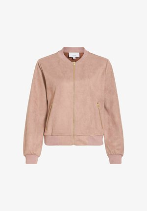 Różowa bomberka w kolorze pudrowym wykonana z miękkiego materiału przypominającego zamsz, z detalami w postaci złotych zamków błyskawicznych, bocznych kieszeni oraz ściągaczy u mankietów i na dole.