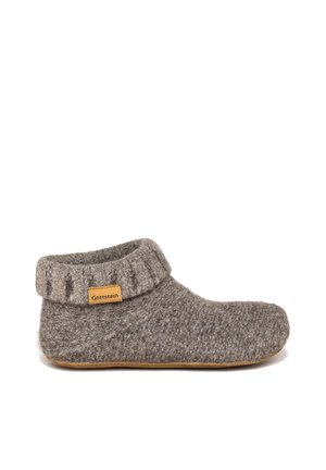 Chausson en feutre gris avec un rabat et un accent en cuir brun, portant une étiquette. Son design léger et sa texture montrent sa douceur et sa chaleur.