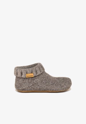 Chausson en feutre gris avec un rabat et un accent en cuir brun, portant une étiquette. Son design léger et sa texture montrent sa douceur et sa chaleur.