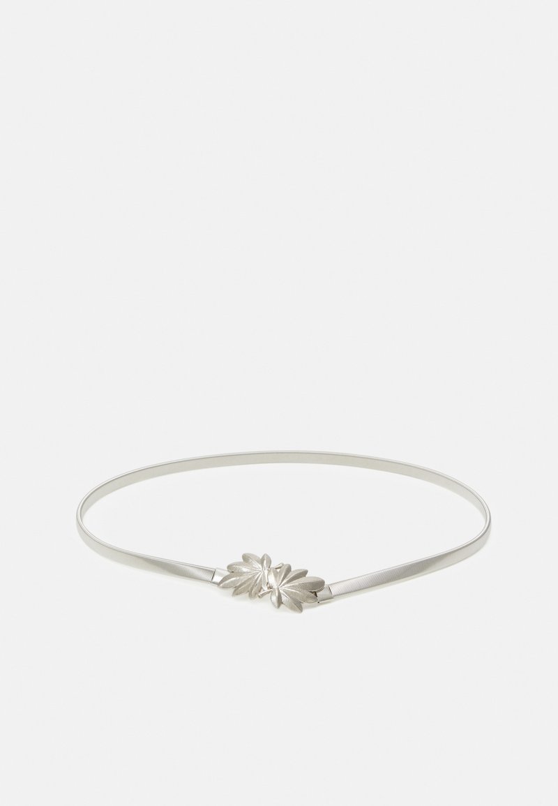 Ceinture ton argent avec bande fine et boucle centrale conçue comme deux feuilles superposées.