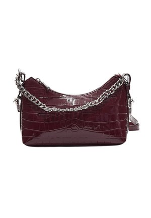 Sac en cuir verni bordeaux avec une texture crocodile, chaîne en métal argenté, fermeture zip et bandoulière réglable. Fini lisse et brillant.