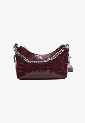 Burgundska lakirana torba s teksturom krokodila, srebrna lančana naramenica, zatvaranje na patent, i podesiva naramenica. Glatka, sjajna površina.