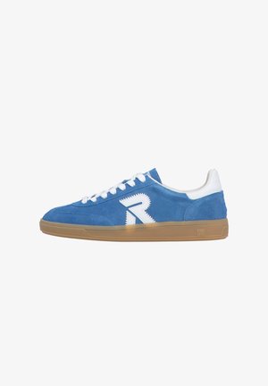Lage blauwe suède sneaker met witte veters, witte hielstrook, witte gestikte "R"-logo en een bruine rubberen zool.