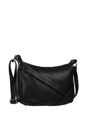 Zwarte leren crossbodytas met verstelbare riem en zilveren hardware, met een gestructureerd oppervlak en een diagonaal gevouwen design aan de voorkant.