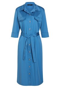 Abito di satin blu con scollatura a colletto, maniche a tre quarti, due tasche sul petto, chiusura frontale con bottoni e cintura in vita. Texture liscia.