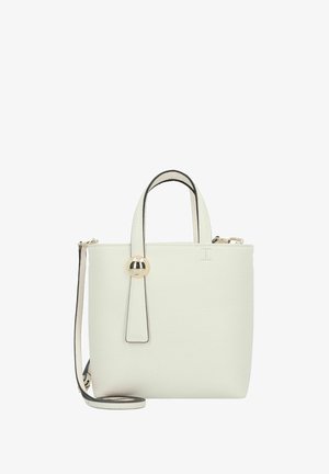 Witte leren handtas met een gestructureerde vorm, korte handvatten, een afneembare riem en een decoratief gouden metalen accent. Getextureerd oppervlak.