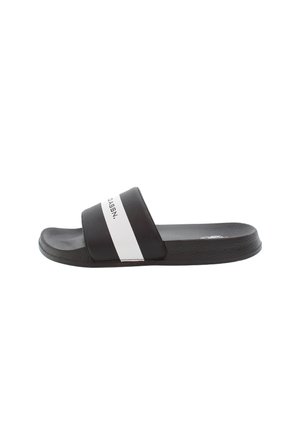 Sort slide sandal med en bred strop, der har en hvid stripe og tekst. Fremstillet af syntetisk materiale med en tekstureret sål for bedre greb.