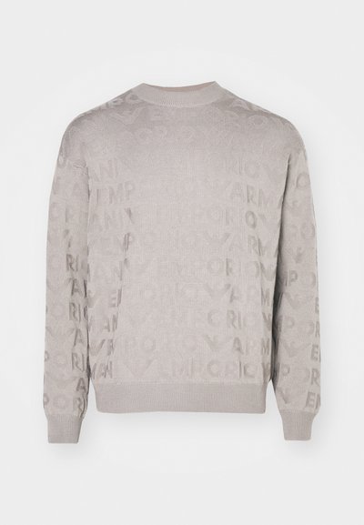 Maglione grigio a maglia con un motivo testurizzato e accenti del logo ripetuti. Il design è completato da un colletto rotondo e polsini a coste.