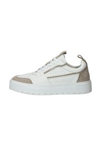 Witte sneaker van leer en suede met een gestructureerde lichtgrijze accenten, voorzien van platte veters, perforaties en een dikke witte zool.