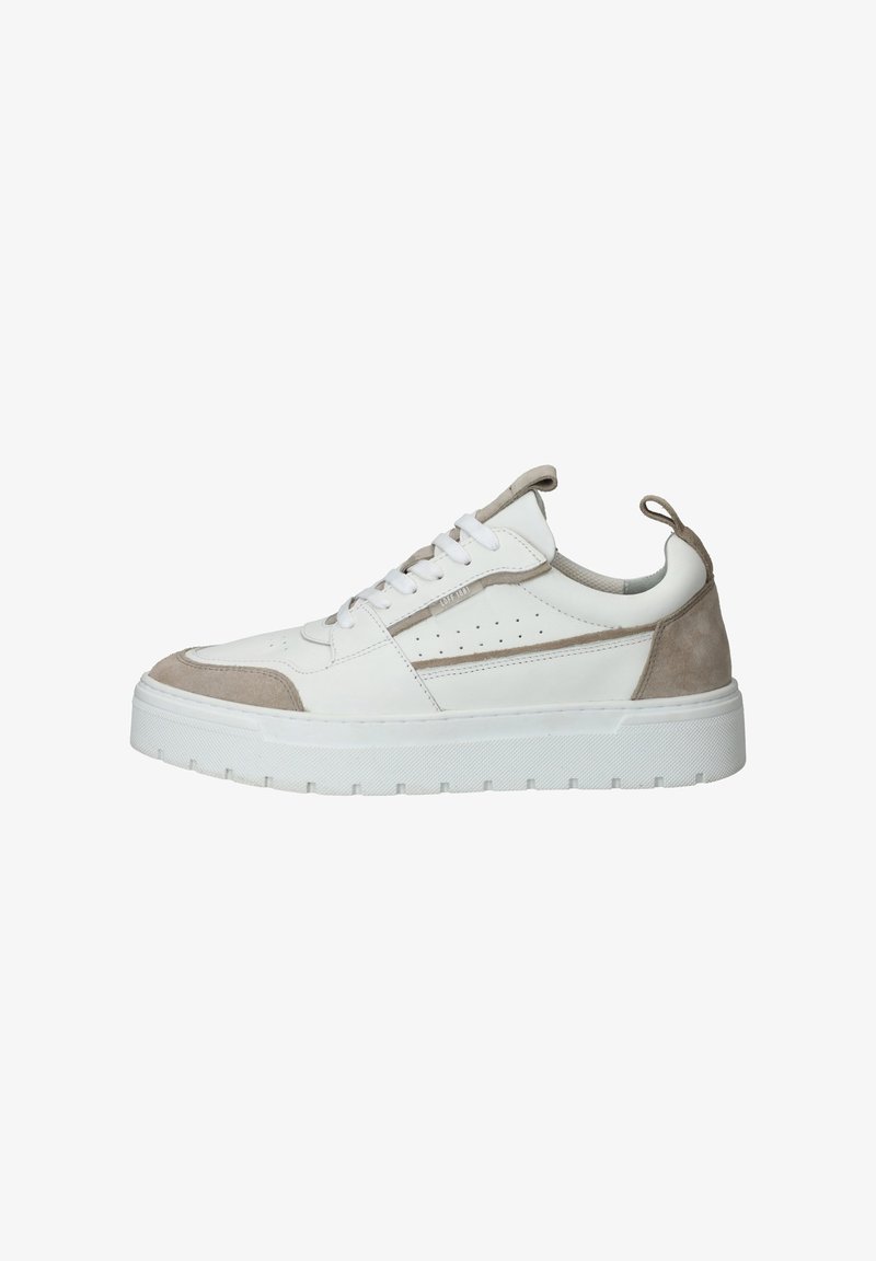 Witte sneaker van leer en suede met een gestructureerde lichtgrijze accenten, voorzien van platte veters, perforaties en een dikke witte zool.
