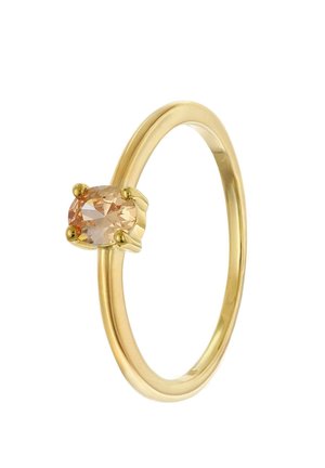 Goldener Bandring mit einem oval geschliffenen hellpfirsichfarbenen Edelstein, der von vier Krappen auf einem schlichten polierten Band gehalten wird.