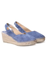 Mėlyni zomšiniai pakulnės sandalai su slingback dizainu, jūratės apvyniota pakulne, lygia tekstūra ir siuvinėjimo detalėmis.
