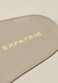 Beige bőr, textúrált felülettel, aranyozott \