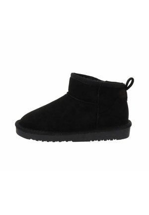 Stivaletto in suede nero con una morbida fodera interna, altezza corta, punta rotonda e una linguetta nella parte posteriore. La suola presenta un design con presa testurizzata.