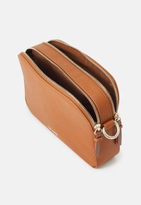 Borsa cosmetica in pelle marrone con due zip, accessori in oro, finitura testurizzata e dettaglio con anello laterale. Design compatto e rettangolare.
