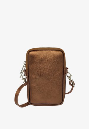 Sac bandoulière métallique bronze de forme rectangulaire, finition texturée, fermeture éclair et bandoulière amovible avec quincaillerie argentée.