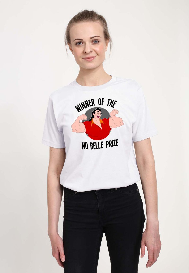 Biała bawełniana koszulka z grafika przedstawiającą muskularną postać w czerwonym stroju z napisem: "Zwycięzca Nagrody No Belle". Czarne dżinsy.