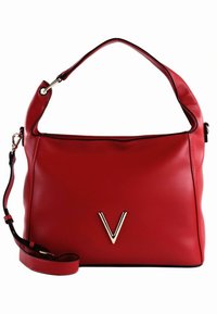 Röd läderhandväska med en böjd form, guldfärgad "V"-emblem på framsidan och en avtagbar axelrem. Slät textur med kontrasterande kantband.