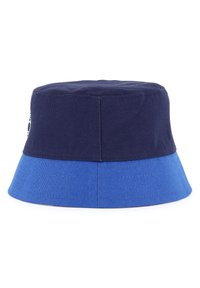 Cappello a secchiello bicolore con la parte superiore blu navy e il bordo blu brillante, realizzato in tessuto con dettagli di cucitura visibili. Logo circolare di lato.