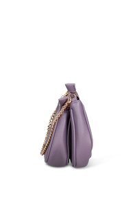 Piccola borsa in pelle lavanda con tracolla a catena, caratterizzata da una forma arrotondata e una finitura testurizzata. Decorata con una chiusura in tono oro.