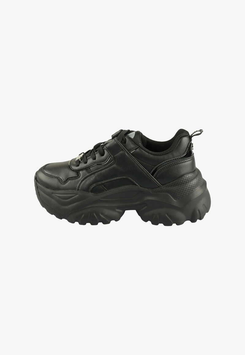 Fekete, vastag talpú sportcipők sima bőrből és gumiból, texturált talppal, fűzővel, húzófüllel és diszkrét dizájnvonalakkal.