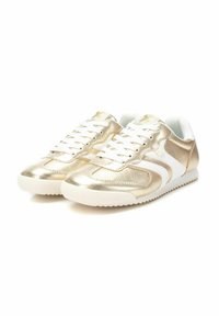 Zapatillas metálicas doradas con acentos de tela blanca, punta redondeada, diseño de cordones y suela de goma texturizada.
