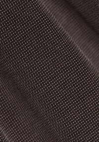 Zbliżenie na mocno tkany ciemno-brązowy materiał z małym, jednorodnym wzorem teksturowym i subtelnymi fałdami.