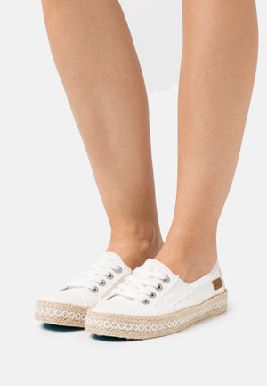 Espadrillas in tela bianca con suola intrecciata in juta, caratterizzate da occhielli metallici e chiusura con lacci. Arricchite da una piccola targhetta con logo marrone.