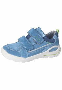 Modré semišové boty na suchý zip se dvěma pásky, síťovinovými akcenty a bílou gumovou podrážkou. Zelené detaily na patě a modré švy.