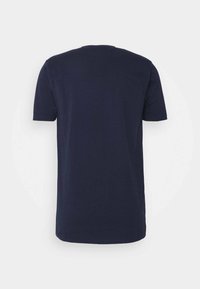 Tyrkysově modré bavlněné tričko s krátkými rukávy, kulatým výstřihem a hladkým zadním dílem. Jemná textura bez viditelných vzorů nebo akcentů.