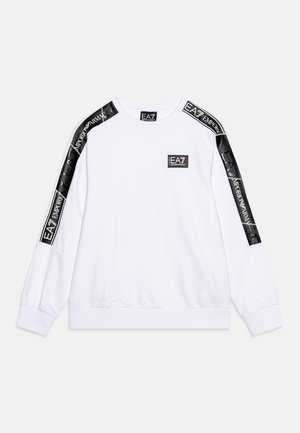 Sudadera blanca de manga larga con cinta negra de la marca EA7 Emporio Armani en los hombros y la parte superior de las mangas, con un pequeño parche de logo en el pecho.