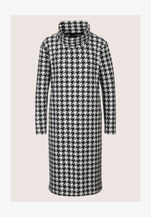 Zwart-wit houndstooth-patroon jurk met een hoge, opgevouwen kraag en lange mouwen. Gemaakt van een gestructureerde stof, met een knie-lange snit.