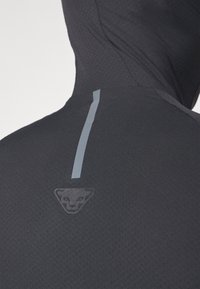 Hanorac cu glugă de culoare gri închis, cu un finisaj texturat, o bandă verticală reflectorizantă și un logo embosat pe spate.