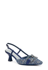Scarpa slingback blu navy con punta affusolata, tomaia in tessuto blu testurizzato e dettaglio di fiocco adornato. Presenta un tacco quadrato di altezza media.