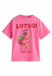 Rosa bomull t-shirt med en björnkarraktär som håller en jordgubbe, med texten "LOTSO!" och "STRAWBERRY PARADISE!" tryckt under.