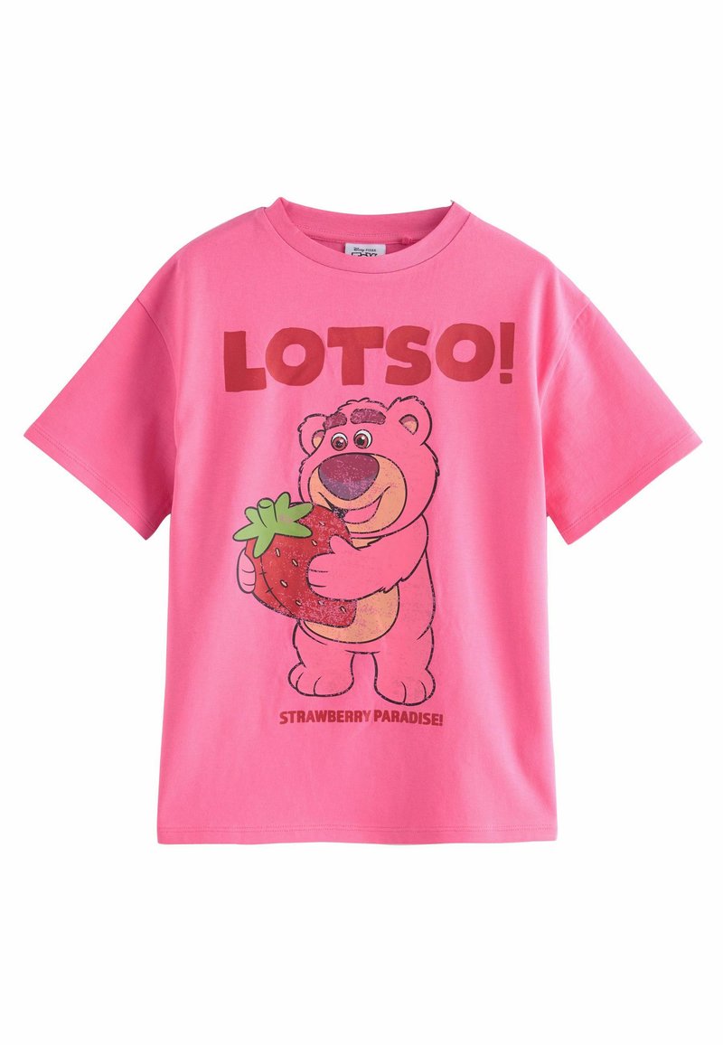 Rosa bomull t-shirt med en björnkarraktär som håller en jordgubbe, med texten "LOTSO!" och "STRAWBERRY PARADISE!" tryckt under.