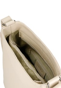 Krémová kožená taška přes rameno se dvěma zipovými kapsami a jednou volnou kapsou, s texturovanou podšívkou a stříbrnými kovovými detaily.