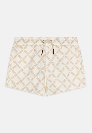 Cremefarbene Shorts mit einem sich wiederholenden Goldkettenmuster, ausgestattet mit einem elastischen Bund und einem Kordelzugverschluss mit Metallenden.