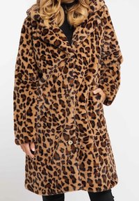 Leopardprint frakke lavet af blødt, luksuriøst stof. Har stor krave, knaplukning og to sidelommer. Farven er tan med mørke pletter.