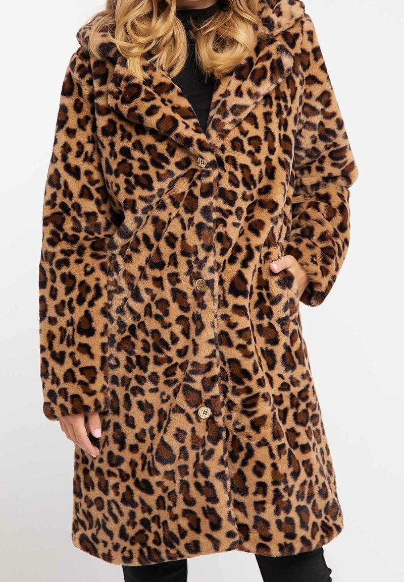 Leopardprint frakke lavet af blødt, luksuriøst stof. Har stor krave, knaplukning og to sidelommer. Farven er tan med mørke pletter.