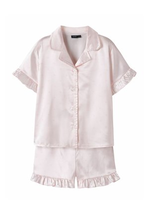 Hellrosa Satinstoff, kurzärmliges Oberteil mit Knopfleiste und passende Shorts mit Rüschensaum für Damen-Schlafanzug.