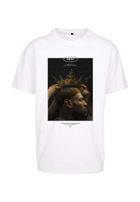 Hvid t-shirt med et grafisk print af en kronet figurs profil, med mørk baggrund og tekst nederst i fed skrift.