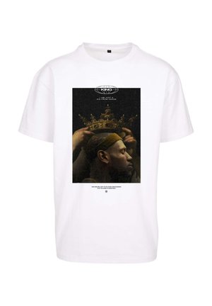 Hvid t-shirt med et grafisk print af en kronet figurs profil, med mørk baggrund og tekst nederst i fed skrift.