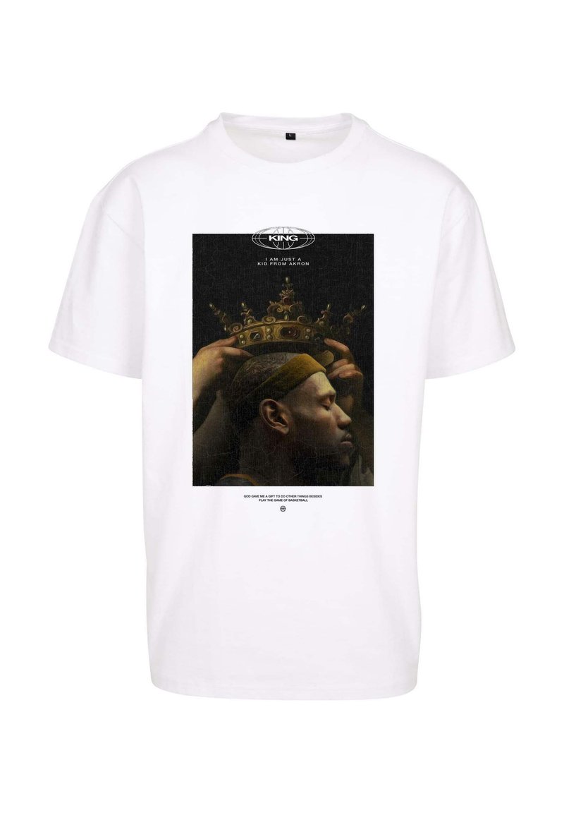 Hvid t-shirt med et grafisk print af en kronet figurs profil, med mørk baggrund og tekst nederst i fed skrift.