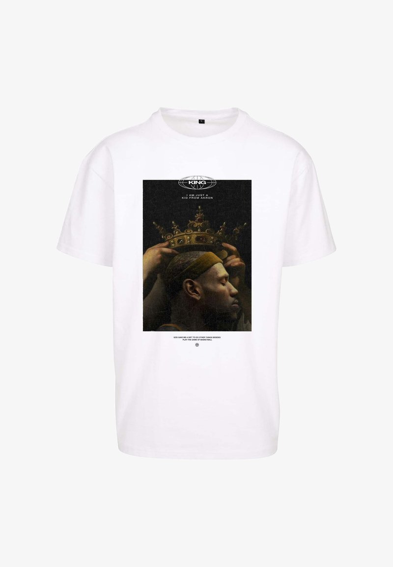 Hvid t-shirt med et grafisk print af en kronet figurs profil, med mørk baggrund og tekst nederst i fed skrift.