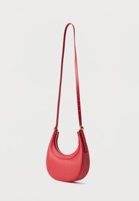 Borsa a tracolla in pelle rossa con design curvo, texture liscia, tracolla regolabile e dettagli in metallo dorato vicino all'apertura.