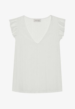 Haut blanc à encolure en V avec de courtes manches à volants, présentant un motif texturé avec de subtils formes de diamant et des accents brillants.